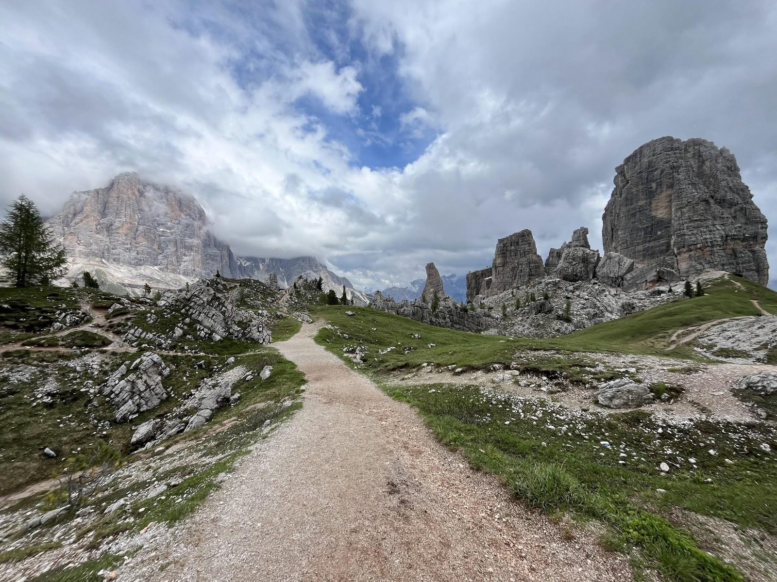 Le sentier qui mène au pied des Cinque Torri