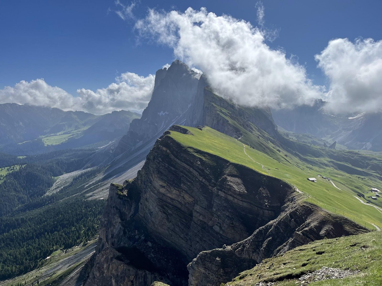 Les crêtes rocheuses de Seceda plongeant dans les prairies alpines