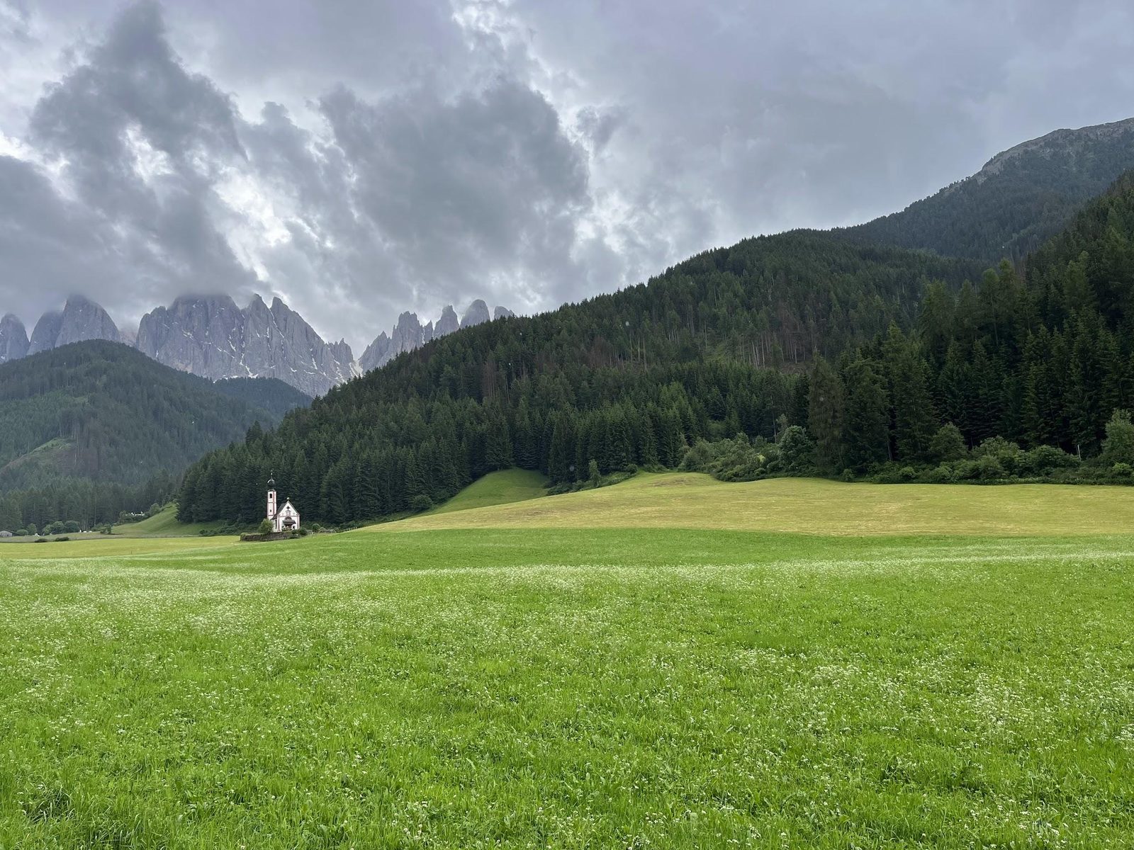 La petite église de St Johann in Ranui dans les prairies de la Val di Funes