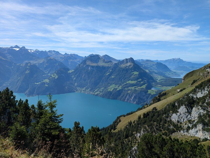 Vue du sommet Fronalpstock sur les lacs