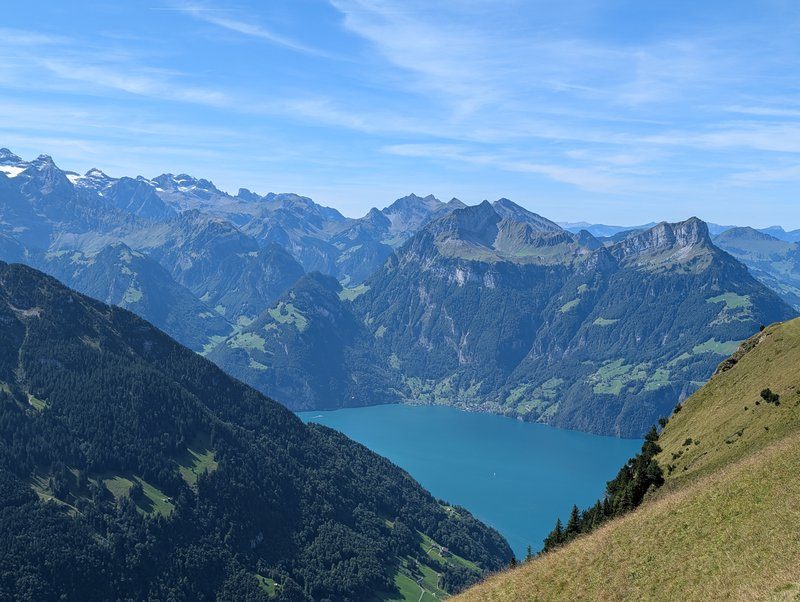 Vue du sommet Fronalpstock sur les lacs