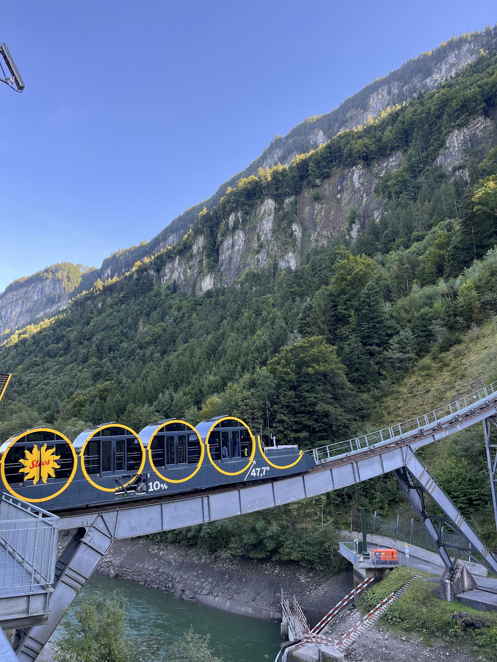 Funiculaire pour atteindre la ville de Stoos