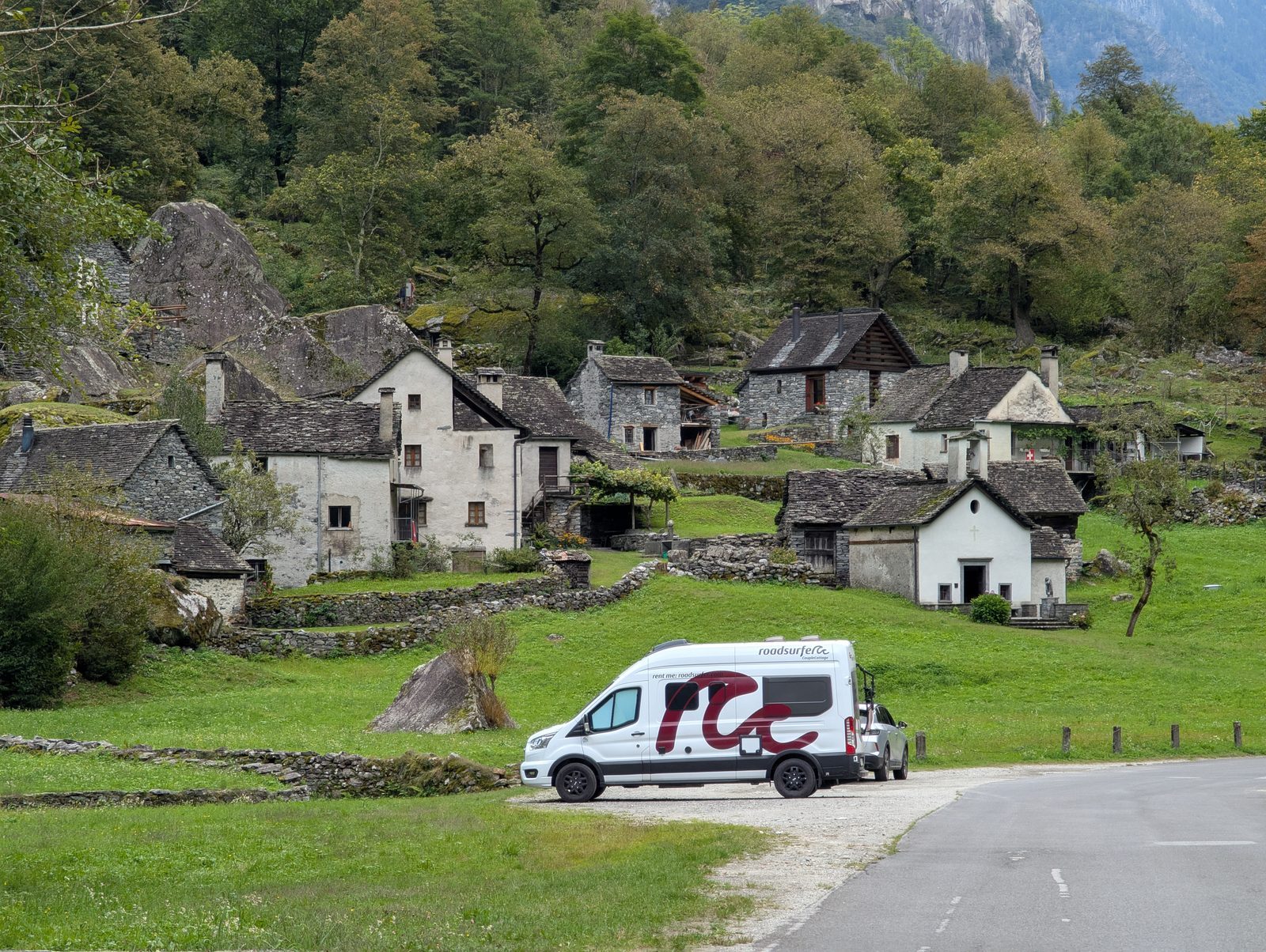 Van Roadsurfer devant Foroglio
